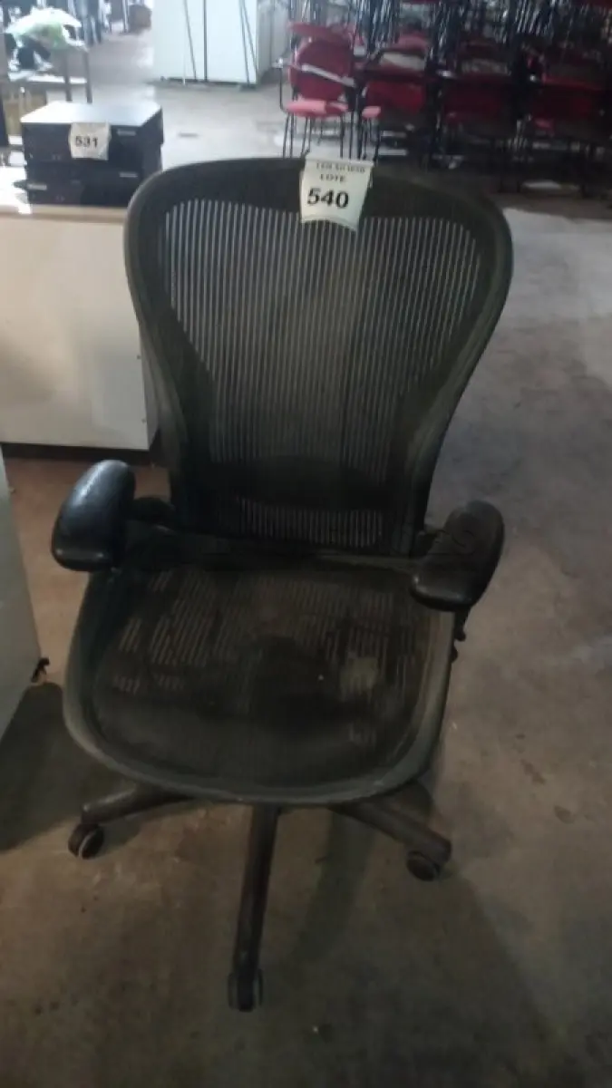LOTE 540 - 01 CADEIRA HERMAN MILLER COM AVARIAS. (NO ESTADO) ATENÇÃO! FAZER A VISITAÇÃO ANTES DE ARREMATAR, NÃO SABEMOS SE FUNCIONA, LEILÃO NÃO TEM GARANTIA E NEM DEVOLUÇÃO, SUJEITO A POSSÍVEIS AVARIAS VISÍVEIS/OCULTAS E/OU AUSÊNCIA DE COMPONENTES.