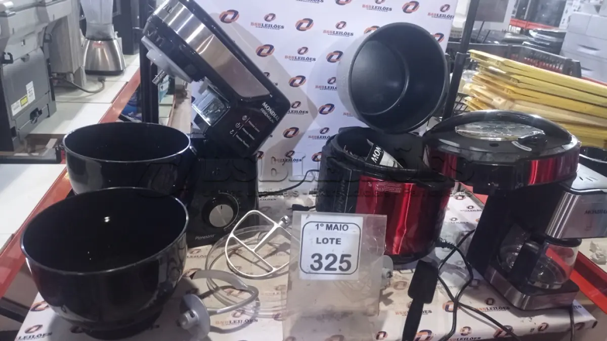LOTE 325 - 01 BATEDEIRA PLANETÁRIA, 01 MÁQUINA DE CAFÉ EXPRESSO E 01 PANELA ELÉTRICA. (NO ESTADO) ATENÇÃO! FAZER A VISITAÇÃO ANTES DE ARREMATAR, NÃO SABEMOS SE FUNCIONA, LEILÃO NÃO TEM GARANTIA E NEM DEVOLUÇÃO, SUJEITO A POSSÍVEIS AVARIAS VISÍVEIS/OCULTAS E/OU AUSÊNCIA DE COMPONENTES.