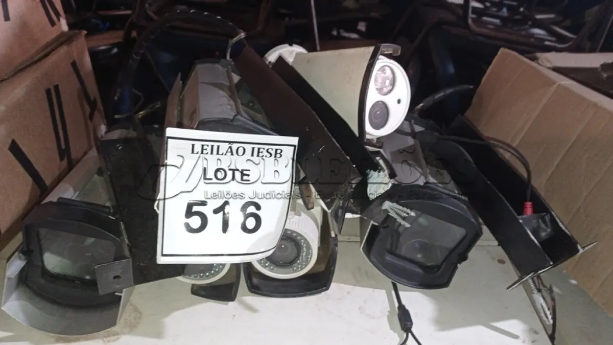 LOTE 516 - 07 CÂMERAS DE SEGURANÇA. (NO ESTADO) ATENÇÃO! FAZER A VISITAÇÃO ANTES DE ARREMATAR, NÃO SABEMOS SE FUNCIONA, LEILÃO NÃO TEM GARANTIA E NEM DEVOLUÇÃO, SUJEITO A POSSÍVEIS AVARIAS VISÍVEIS/OCULTAS E/OU AUSÊNCIA DE COMPONENTES.