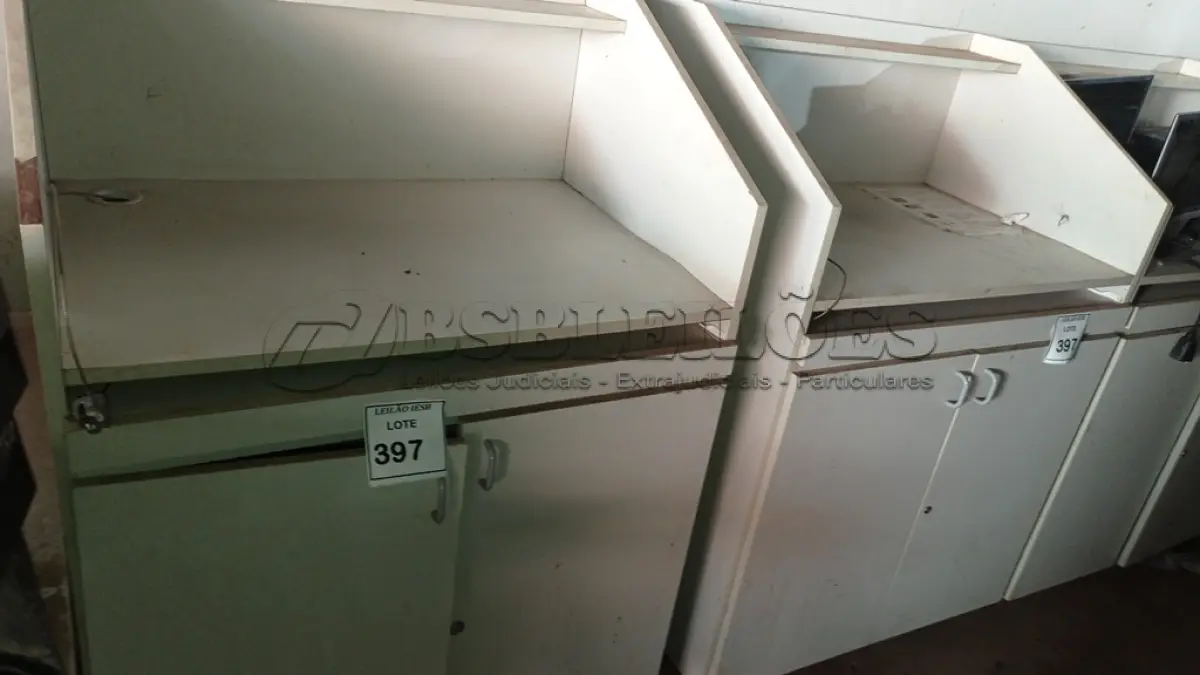 LOTE 397 - 02 BALCÕES EM MADEIRA PARA SALA DE AULA. (NO ESTADO) ATENÇÃO! FAZER A VISITAÇÃO ANTES DE ARREMATAR, NÃO SABEMOS SE FUNCIONA, LEILÃO NÃO TEM GARANTIA E NEM DEVOLUÇÃO, SUJEITO A POSSÍVEIS AVARIAS VISÍVEIS/OCULTAS E/OU AUSÊNCIA DE COMPONENTES.