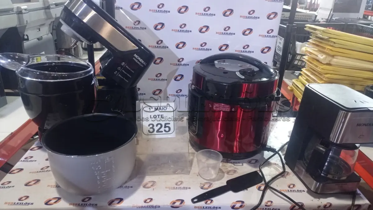 LOTE 325 - 01 BATEDEIRA PLANETÁRIA, 01 MÁQUINA DE CAFÉ EXPRESSO E 01 PANELA ELÉTRICA. (NO ESTADO) ATENÇÃO! FAZER A VISITAÇÃO ANTES DE ARREMATAR, NÃO SABEMOS SE FUNCIONA, LEILÃO NÃO TEM GARANTIA E NEM DEVOLUÇÃO, SUJEITO A POSSÍVEIS AVARIAS VISÍVEIS/OCULTAS E/OU AUSÊNCIA DE COMPONENTES.
