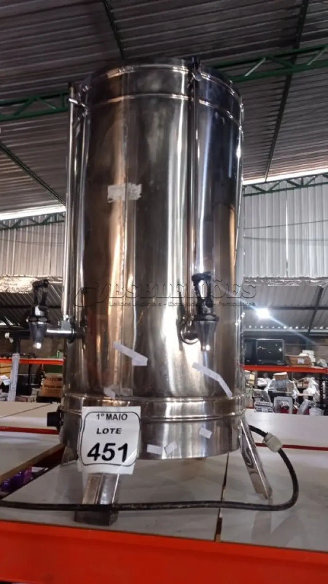 LOTE 451 - 01 CAFETEIRA INDUSTRIAL EM INOX. (NO ESTADO) ATENÇÃO! FAZER A VISITAÇÃO ANTES DE ARREMATAR, NÃO SABEMOS SE FUNCIONA, LEILÃO NÃO TEM GARANTIA E NEM DEVOLUÇÃO, SUJEITO A POSSÍVEIS AVARIAS VISÍVEIS/OCULTAS E/OU AUSÊNCIA DE COMPONENTES.