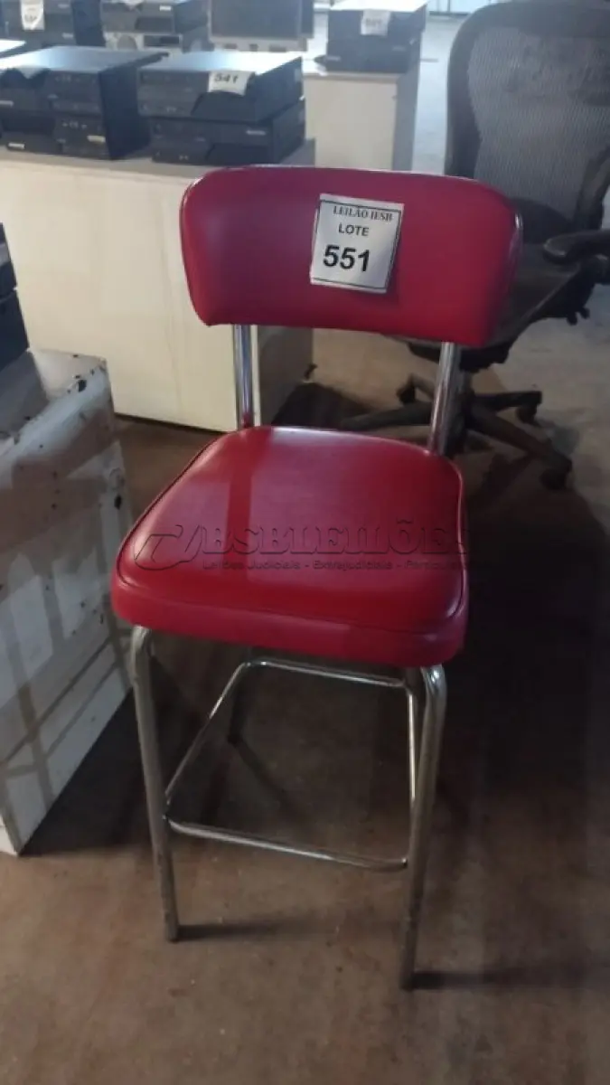 LOTE 551 - 01 CADEIRA ALTA NA COR VERMELHA. (NO ESTADO) ATENÇÃO! FAZER A VISITAÇÃO ANTES DE ARREMATAR, NÃO SABEMOS SE FUNCIONA, LEILÃO NÃO TEM GARANTIA E NEM DEVOLUÇÃO, SUJEITO A POSSÍVEIS AVARIAS VISÍVEIS/OCULTAS E/OU AUSÊNCIA DE COMPONENTES.