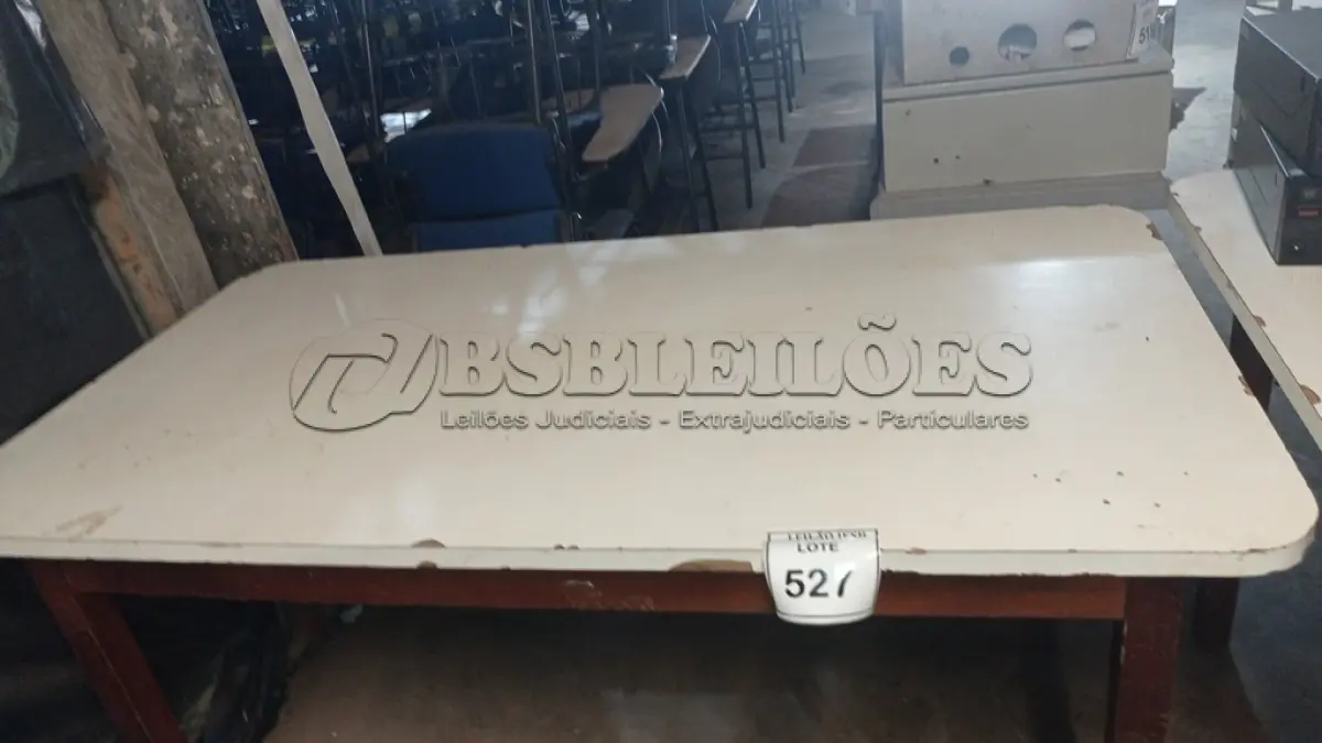 LOTE 527 - 01 MESA EM MADEIRA. (NO ESTADO) ATENÇÃO! FAZER A VISITAÇÃO ANTES DE ARREMATAR, NÃO SABEMOS SE FUNCIONA, LEILÃO NÃO TEM GARANTIA E NEM DEVOLUÇÃO, SUJEITO A POSSÍVEIS AVARIAS VISÍVEIS/OCULTAS E/OU AUSÊNCIA DE COMPONENTES.