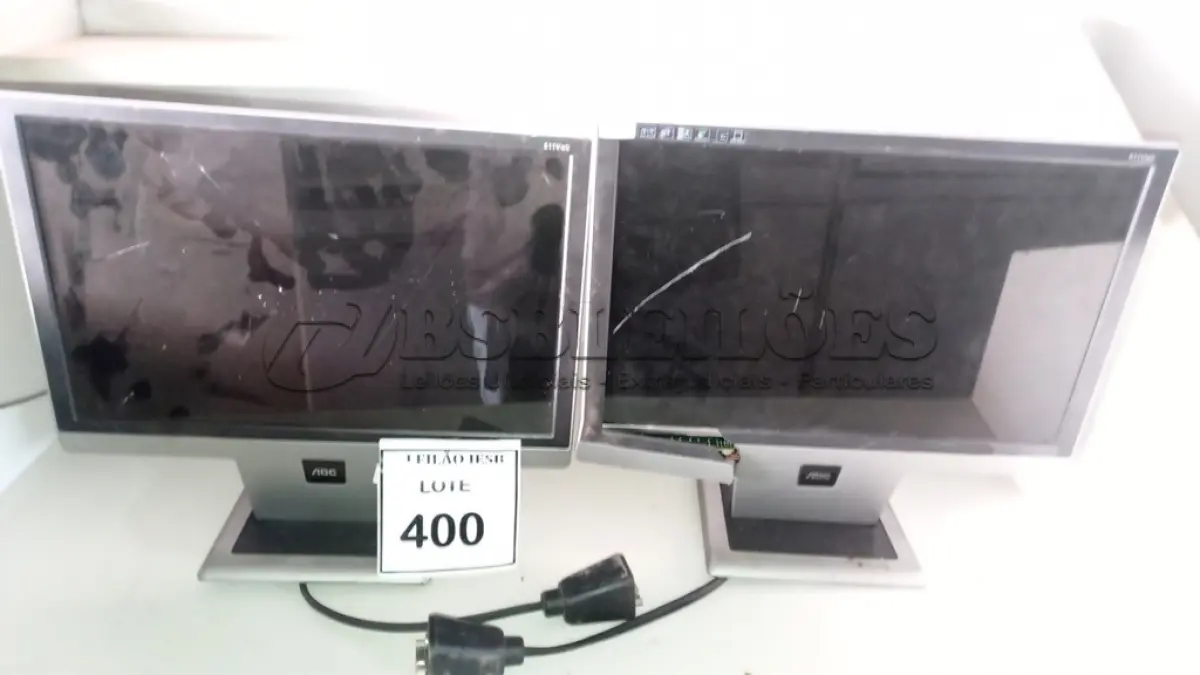 LOTE 400 - 02 MONITORES AOC. (NO ESTADO) ATENÇÃO! FAZER A VISITAÇÃO ANTES DE ARREMATAR, NÃO SABEMOS SE FUNCIONA, LEILÃO NÃO TEM GARANTIA E NEM DEVOLUÇÃO, SUJEITO A POSSÍVEIS AVARIAS VISÍVEIS/OCULTAS E/OU AUSÊNCIA DE COMPONENTES.