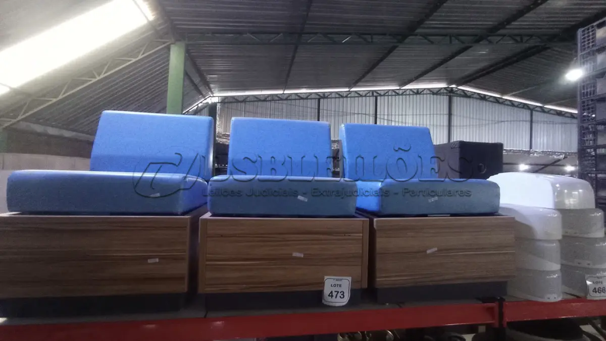 LOTE 473 - 03 POLTRONAS COM BASE DE MADEIRA, ESTRUTURA DE FERRO E ASSENTO ALMOFADADO NA COR AZUL. (NO ESTADO) ATENÇÃO! FAZER A VISITAÇÃO ANTES DE ARREMATAR, NÃO SABEMOS SE FUNCIONA, LEILÃO NÃO TEM GARANTIA E NEM DEVOLUÇÃO, SUJEITO A POSSÍVEIS AVARIAS VISÍVEIS/OCULTAS E/OU AUSÊNCIA DE COMPONENTES.