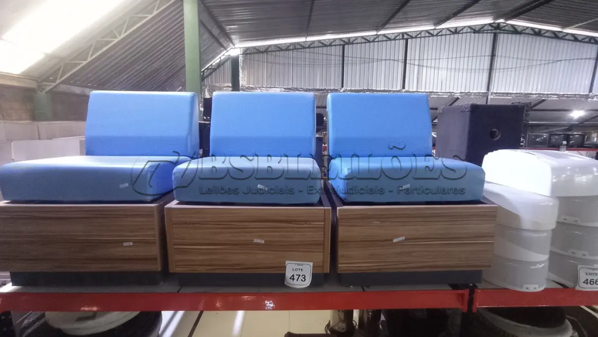 LOTE 473 - 03 POLTRONAS COM BASE DE MADEIRA, ESTRUTURA DE FERRO E ASSENTO ALMOFADADO NA COR AZUL. (NO ESTADO) ATENÇÃO! FAZER A VISITAÇÃO ANTES DE ARREMATAR, NÃO SABEMOS SE FUNCIONA, LEILÃO NÃO TEM GARANTIA E NEM DEVOLUÇÃO, SUJEITO A POSSÍVEIS AVARIAS VISÍVEIS/OCULTAS E/OU AUSÊNCIA DE COMPONENTES.