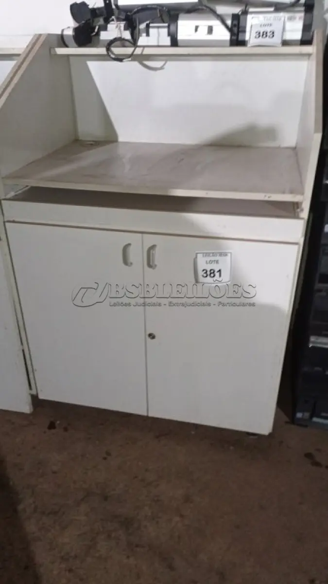 LOTE 381 - 02 BALCÕES EM MADEIRA PARA SALA DE AULA. (NO ESTADO) ATENÇÃO! FAZER A VISITAÇÃO ANTES DE ARREMATAR, NÃO SABEMOS SE FUNCIONA, LEILÃO NÃO TEM GARANTIA E NEM DEVOLUÇÃO, SUJEITO A POSSÍVEIS AVARIAS VISÍVEIS/OCULTAS E/OU AUSÊNCIA DE COMPONENTES.