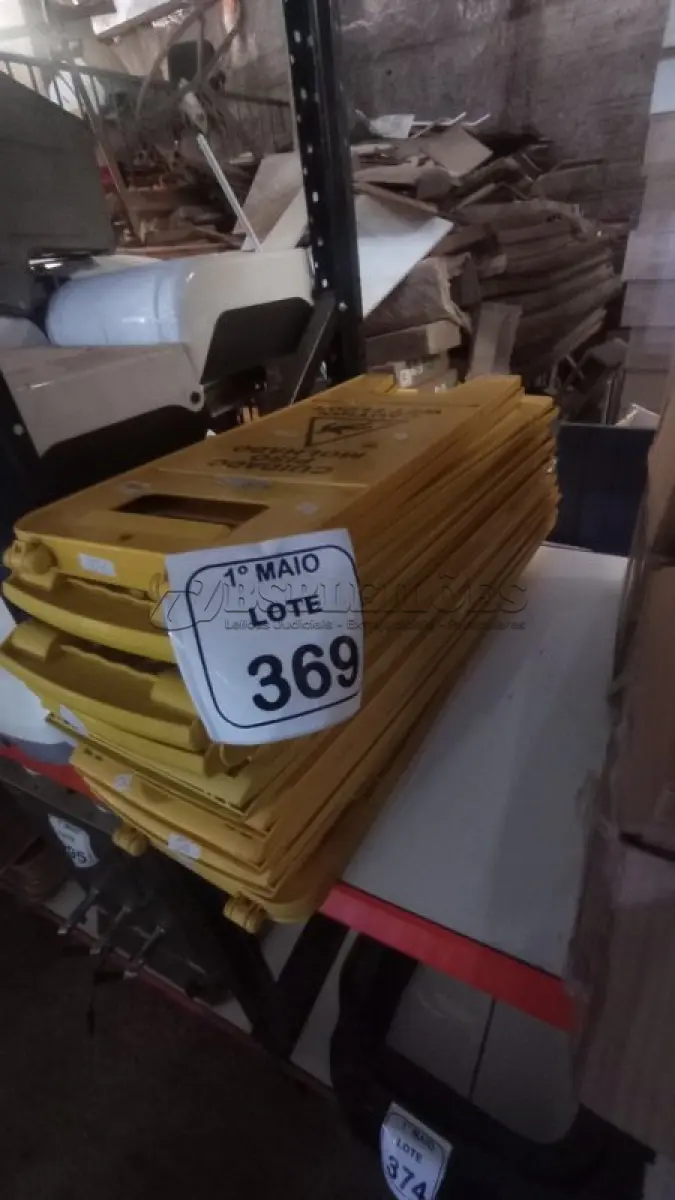 LOTE 369 - 10 PLACAS DE AVISO PARA PISOS MOLHADOS. (NO ESTADO) ATENÇÃO! FAZER A VISITAÇÃO ANTES DE ARREMATAR, NÃO SABEMOS SE FUNCIONA, LEILÃO NÃO TEM GARANTIA E NEM DEVOLUÇÃO, SUJEITO A POSSÍVEIS AVARIAS VISÍVEIS/OCULTAS E/OU AUSÊNCIA DE COMPONENTES.