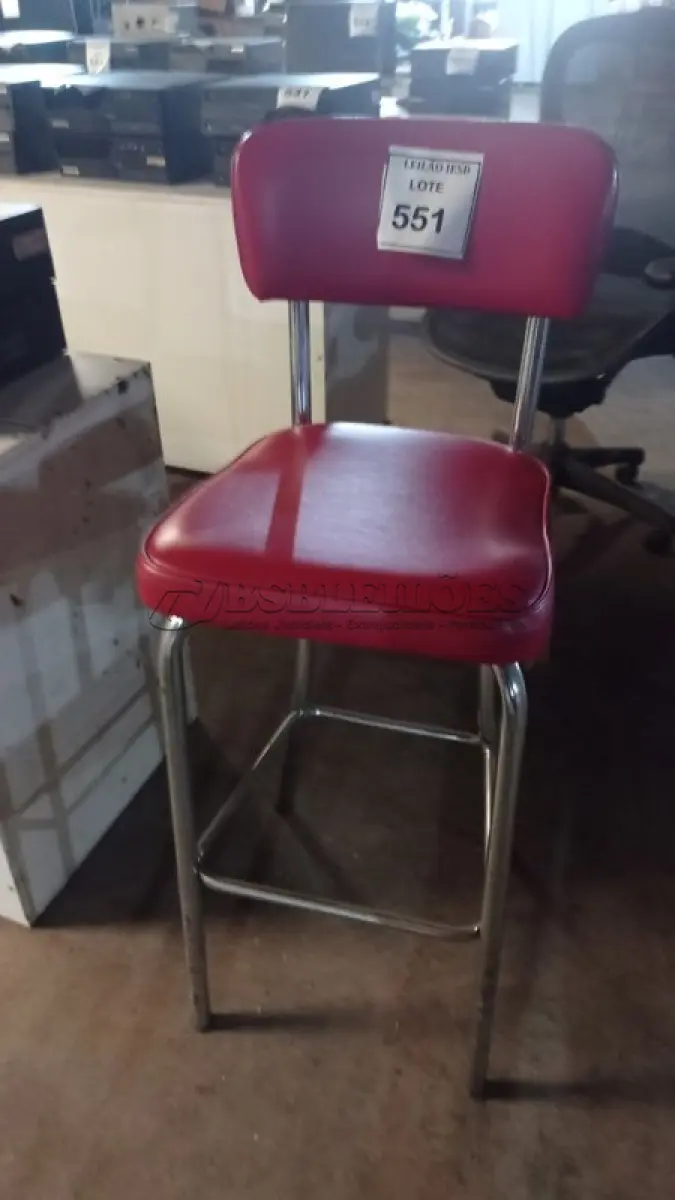 LOTE 551 - 01 CADEIRA ALTA NA COR VERMELHA. (NO ESTADO) ATENÇÃO! FAZER A VISITAÇÃO ANTES DE ARREMATAR, NÃO SABEMOS SE FUNCIONA, LEILÃO NÃO TEM GARANTIA E NEM DEVOLUÇÃO, SUJEITO A POSSÍVEIS AVARIAS VISÍVEIS/OCULTAS E/OU AUSÊNCIA DE COMPONENTES.