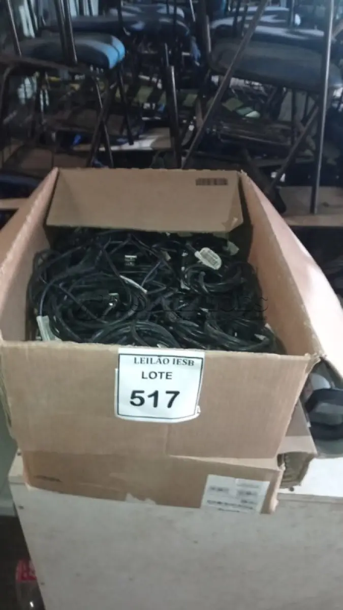 LOTE 517 - 02 CAIXAS COM CABOS DE FORÇA ANTIGO. (NO ESTADO) ATENÇÃO! FAZER A VISITAÇÃO ANTES DE ARREMATAR, NÃO SABEMOS SE FUNCIONA, LEILÃO NÃO TEM GARANTIA E NEM DEVOLUÇÃO, SUJEITO A POSSÍVEIS AVARIAS VISÍVEIS/OCULTAS E/OU AUSÊNCIA DE COMPONENTES.