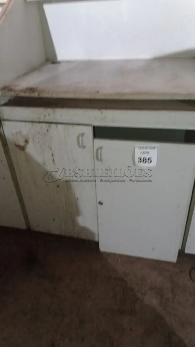 LOTE 385 - 02 BALCÕES EM MADEIRA PARA SALA DE AULA. (NO ESTADO) ATENÇÃO! FAZER A VISITAÇÃO ANTES DE ARREMATAR, NÃO SABEMOS SE FUNCIONA, LEILÃO NÃO TEM GARANTIA E NEM DEVOLUÇÃO, SUJEITO A POSSÍVEIS AVARIAS VISÍVEIS/OCULTAS E/OU AUSÊNCIA DE COMPONENTES.