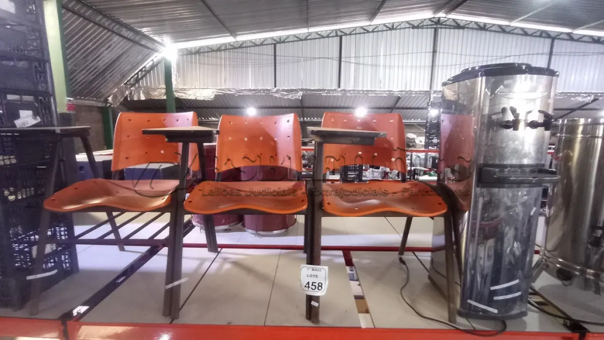 LOTE 458 - 01 BEBEDOURO PARA GARRAFÃO REFRIGERADO MARCA IBBL E 03 CADEIRAS UNIVERSITÁRIAS. (NO ESTADO) ATENÇÃO! FAZER A VISITAÇÃO ANTES DE ARREMATAR, NÃO SABEMOS SE FUNCIONA, LEILÃO NÃO TEM GARANTIA E NEM DEVOLUÇÃO, SUJEITO A POSSÍVEIS AVARIAS VISÍVEIS/OCULTAS E/OU AUSÊNCIA DE COMPONENTES.