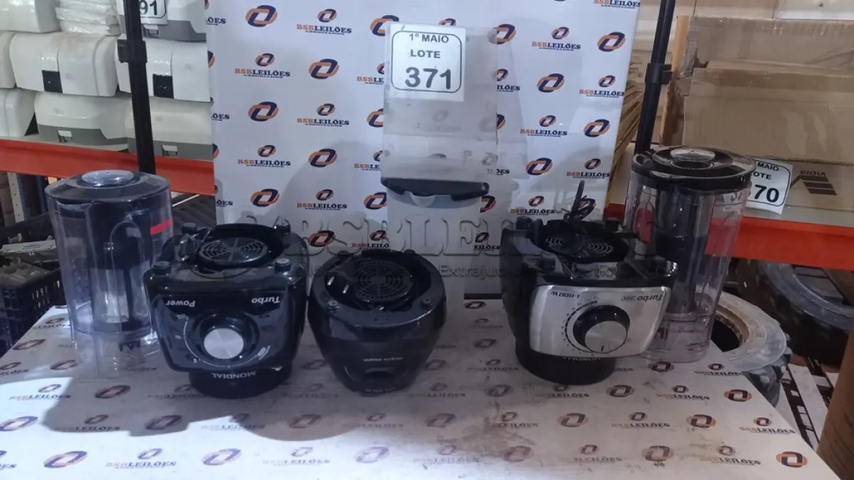 LOTE 371 - 03 LIQUIDIFICADORES 220V MARCA MONDIAL. (NO ESTADO) ATENÇÃO! FAZER A VISITAÇÃO ANTES DE ARREMATAR, NÃO SABEMOS SE FUNCIONA, LEILÃO NÃO TEM GARANTIA E NEM DEVOLUÇÃO, SUJEITO A POSSÍVEIS AVARIAS VISÍVEIS/OCULTAS E/OU AUSÊNCIA DE COMPONENTES.