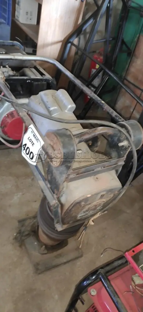 LOTE 400 - 01 COMPACTADOR DE ELÉTRICO MARCA WACKEP. (NO ESTADO) ATENÇÃO! FAZER A VISITAÇÃO ANTES DE ARREMATAR, NÃO SABEMOS SE FUNCIONA, LEILÃO NÃO TEM GARANTIA E NEM DEVOLUÇÃO, SUJEITO A POSSÍVEIS AVARIAS VISÍVEIS/OCULTAS E/OU AUSÊNCIA DE COMPONENTES.