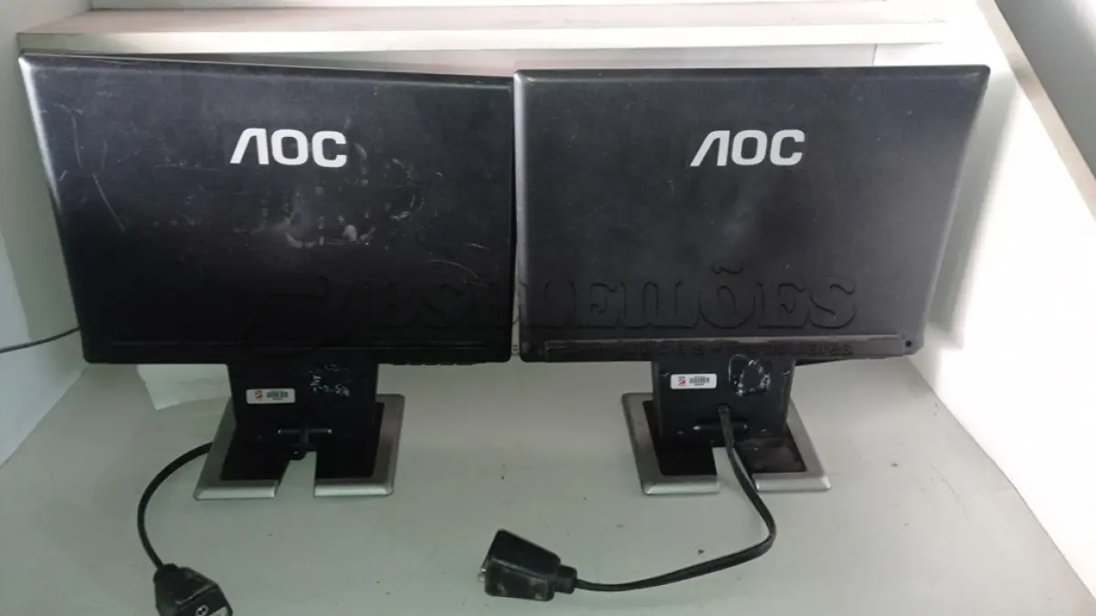 LOTE 400 - 02 MONITORES AOC. (NO ESTADO) ATENÇÃO! FAZER A VISITAÇÃO ANTES DE ARREMATAR, NÃO SABEMOS SE FUNCIONA, LEILÃO NÃO TEM GARANTIA E NEM DEVOLUÇÃO, SUJEITO A POSSÍVEIS AVARIAS VISÍVEIS/OCULTAS E/OU AUSÊNCIA DE COMPONENTES.