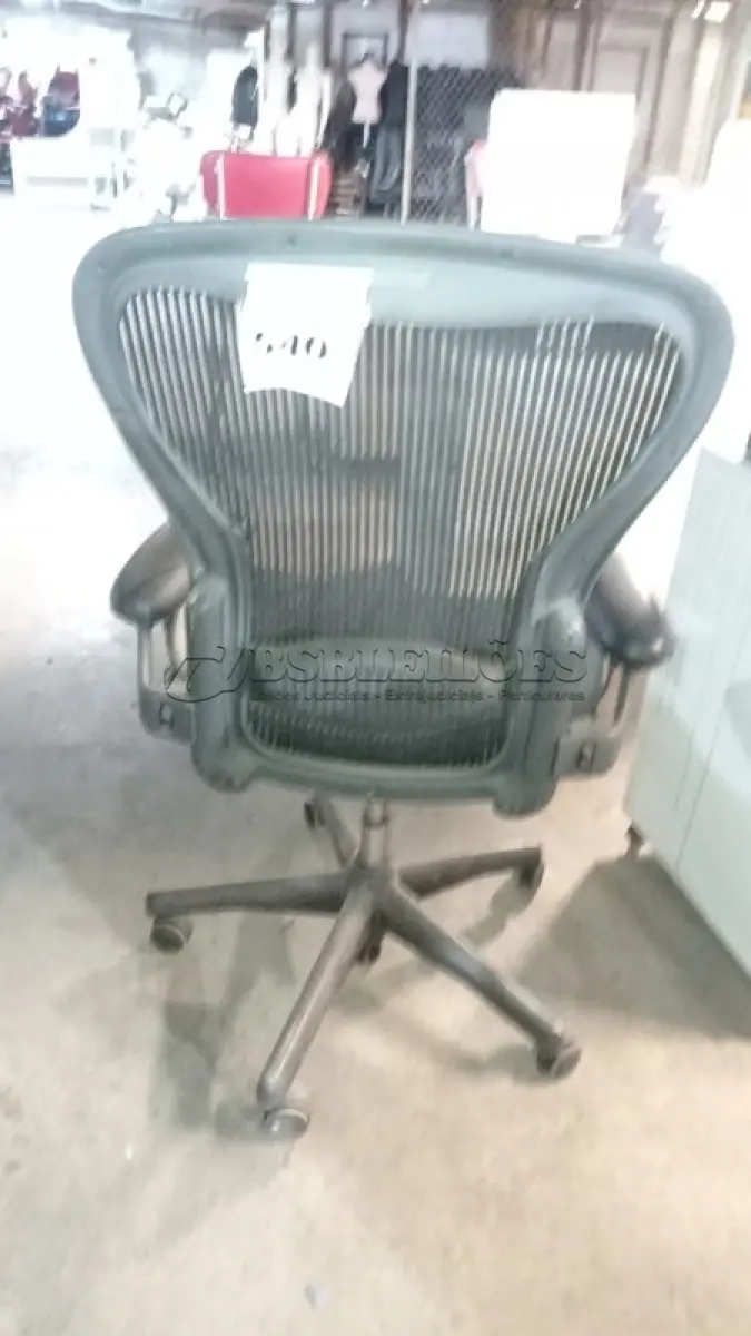LOTE 540 - 01 CADEIRA HERMAN MILLER COM AVARIAS. (NO ESTADO) ATENÇÃO! FAZER A VISITAÇÃO ANTES DE ARREMATAR, NÃO SABEMOS SE FUNCIONA, LEILÃO NÃO TEM GARANTIA E NEM DEVOLUÇÃO, SUJEITO A POSSÍVEIS AVARIAS VISÍVEIS/OCULTAS E/OU AUSÊNCIA DE COMPONENTES.