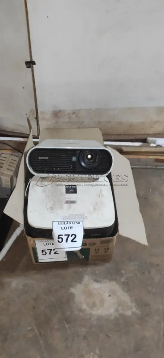 LOTE 572 - 01 LOTE COM SUCATA DE PROJETORES. (NO ESTADO) ATENÇÃO! FAZER A VISITAÇÃO ANTES DE ARREMATAR, NÃO SABEMOS SE FUNCIONA, LEILÃO NÃO TEM GARANTIA E NEM DEVOLUÇÃO, SUJEITO A POSSÍVEIS AVARIAS VISÍVEIS/OCULTAS E/OU AUSÊNCIA DE COMPONENTES.