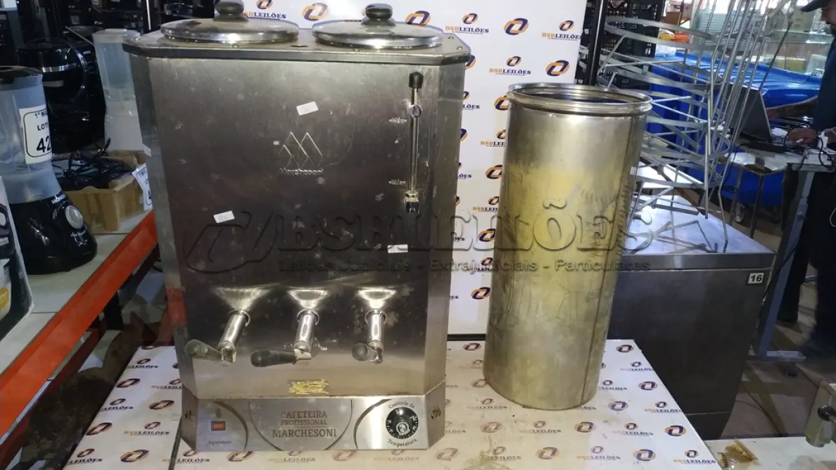 LOTE 447 - 01 CAFETEIRA INDUSTRIAL EM INOX. (NO ESTADO) ATENÇÃO! FAZER A VISITAÇÃO ANTES DE ARREMATAR, NÃO SABEMOS SE FUNCIONA, LEILÃO NÃO TEM GARANTIA E NEM DEVOLUÇÃO, SUJEITO A POSSÍVEIS AVARIAS VISÍVEIS/OCULTAS E/OU AUSÊNCIA DE COMPONENTES.