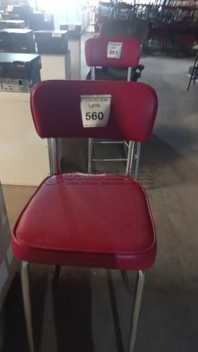 LOTE 560 - 01 CADEIRA ALTA NA COR VERMELHA. (NO ESTADO) ATENÇÃO! FAZER A VISITAÇÃO ANTES DE ARREMATAR, NÃO SABEMOS SE FUNCIONA, LEILÃO NÃO TEM GARANTIA E NEM DEVOLUÇÃO, SUJEITO A POSSÍVEIS AVARIAS VISÍVEIS/OCULTAS E/OU AUSÊNCIA DE COMPONENTES.