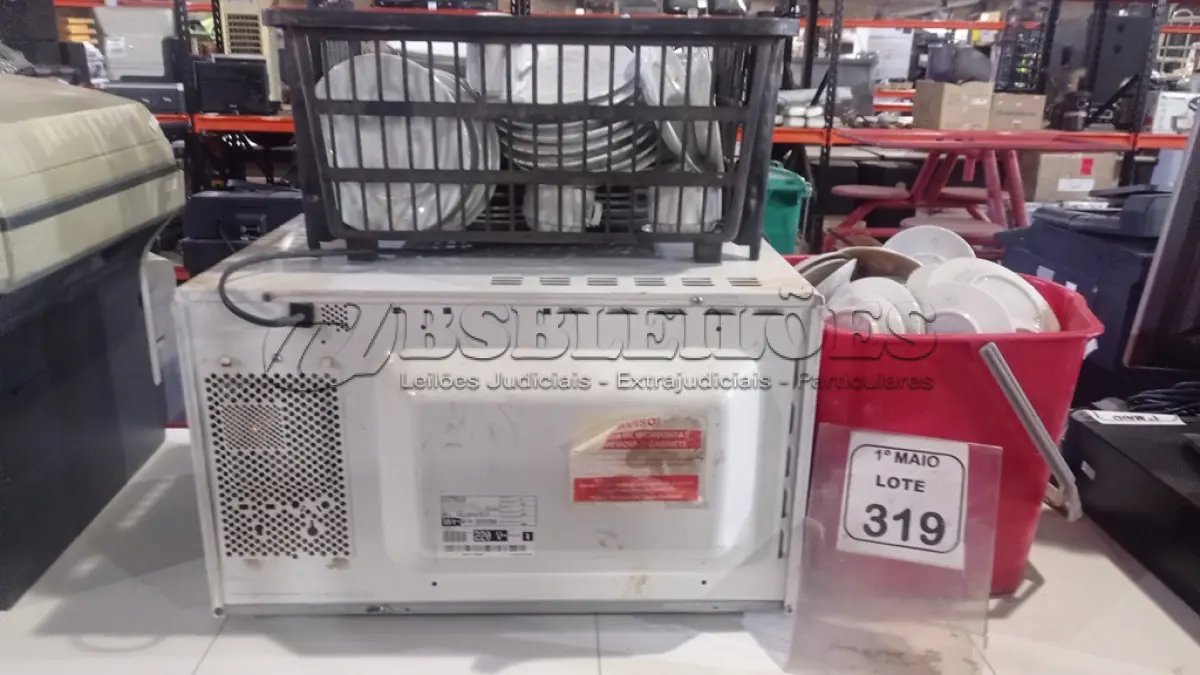 LOTE 319 - 01 MICRO-ONDAS 220 MARCA ELECTROLUX E 01 CAIXA COM GRANDE QUANTIDADE DE PIRES. (NO ESTADO) ATENÇÃO! FAZER A VISITAÇÃO ANTES DE ARREMATAR, NÃO SABEMOS SE FUNCIONA, LEILÃO NÃO TEM GARANTIA E NEM DEVOLUÇÃO, SUJEITO A POSSÍVEIS AVARIAS VISÍVEIS/OCULTAS E/OU AUSÊNCIA DE COMPONENTES.