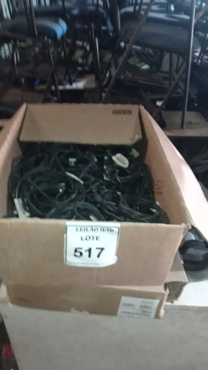 LOTE 517 - 02 CAIXAS COM CABOS DE FORÇA ANTIGO. (NO ESTADO) ATENÇÃO! FAZER A VISITAÇÃO ANTES DE ARREMATAR, NÃO SABEMOS SE FUNCIONA, LEILÃO NÃO TEM GARANTIA E NEM DEVOLUÇÃO, SUJEITO A POSSÍVEIS AVARIAS VISÍVEIS/OCULTAS E/OU AUSÊNCIA DE COMPONENTES.