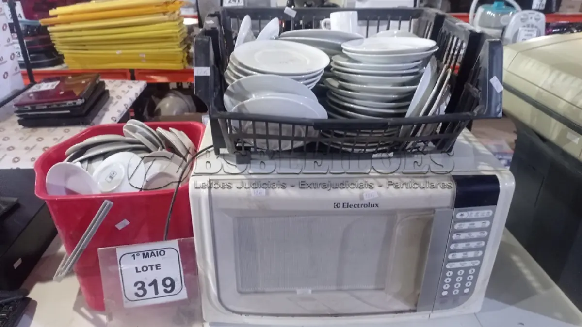 LOTE 319 - 01 MICRO-ONDAS 220 MARCA ELECTROLUX E 01 CAIXA COM GRANDE QUANTIDADE DE PIRES. (NO ESTADO) ATENÇÃO! FAZER A VISITAÇÃO ANTES DE ARREMATAR, NÃO SABEMOS SE FUNCIONA, LEILÃO NÃO TEM GARANTIA E NEM DEVOLUÇÃO, SUJEITO A POSSÍVEIS AVARIAS VISÍVEIS/OCULTAS E/OU AUSÊNCIA DE COMPONENTES.