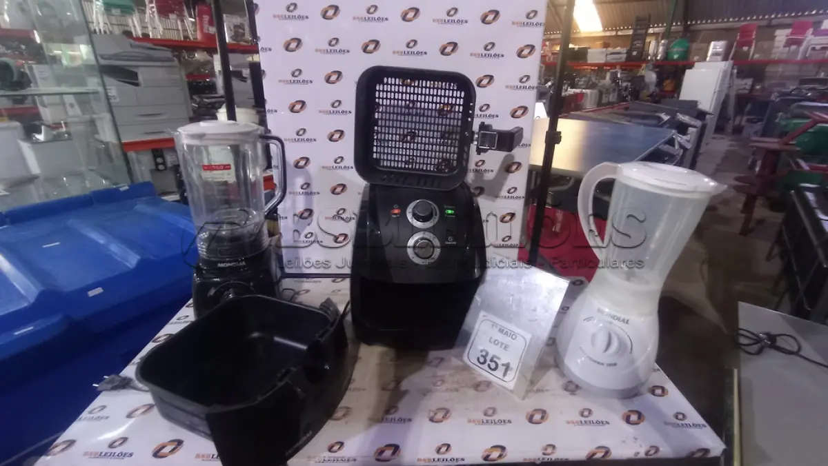 LOTE 351 - 01 AIR FRYER E 02 LIQUIDIFICADORES 220V MARCA MONDIAL. (NO ESTADO) ATENÇÃO! FAZER A VISITAÇÃO ANTES DE ARREMATAR, NÃO SABEMOS SE FUNCIONA, LEILÃO NÃO TEM GARANTIA E NEM DEVOLUÇÃO, SUJEITO A POSSÍVEIS AVARIAS VISÍVEIS/OCULTAS E/OU AUSÊNCIA DE COMPONENTES.