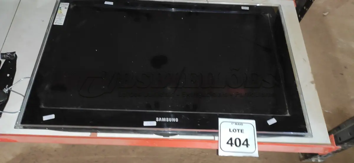 LOTE 404 - 01 TV LCD 32’’ MARC SAMSUNG. (NO ESTADO) ATENÇÃO! FAZER A VISITAÇÃO ANTES DE ARREMATAR, NÃO SABEMOS SE FUNCIONA, LEILÃO NÃO TEM GARANTIA E NEM DEVOLUÇÃO, SUJEITO A POSSÍVEIS AVARIAS VISÍVEIS/OCULTAS E/OU AUSÊNCIA DE COMPONENTES.