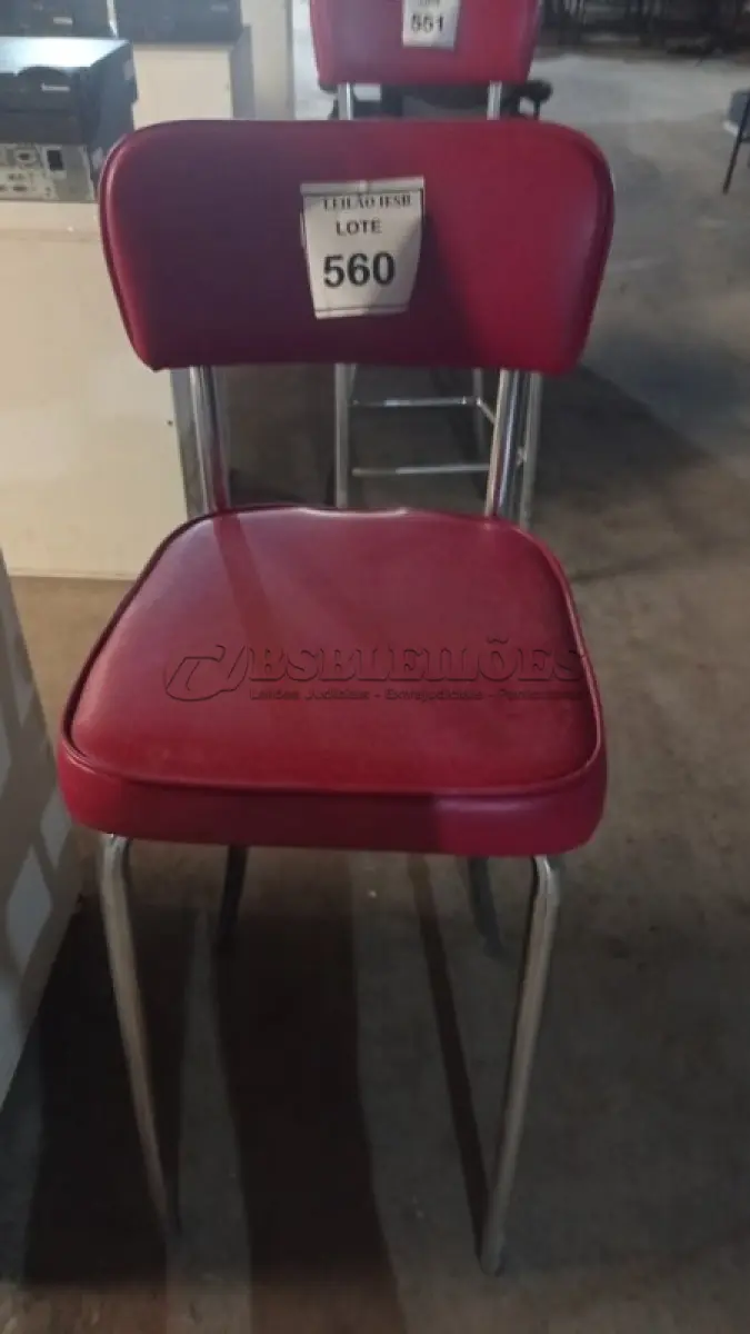 LOTE 560 - 01 CADEIRA ALTA NA COR VERMELHA. (NO ESTADO) ATENÇÃO! FAZER A VISITAÇÃO ANTES DE ARREMATAR, NÃO SABEMOS SE FUNCIONA, LEILÃO NÃO TEM GARANTIA E NEM DEVOLUÇÃO, SUJEITO A POSSÍVEIS AVARIAS VISÍVEIS/OCULTAS E/OU AUSÊNCIA DE COMPONENTES.