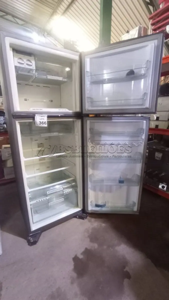 LOTE 366 - 01 GELADEIRA 220V MARCA BRASTEMP. (NO ESTADO) ATENÇÃO! FAZER A VISITAÇÃO ANTES DE ARREMATAR, NÃO SABEMOS SE FUNCIONA, LEILÃO NÃO TEM GARANTIA E NEM DEVOLUÇÃO, SUJEITO A POSSÍVEIS AVARIAS VISÍVEIS/OCULTAS E/OU AUSÊNCIA DE COMPONENTES.
