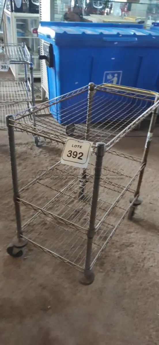 LOTE 392 - 01 CARRINHO ARAMADO INDUSTRIAL COM 03 PRATELEIRAS COM RODAS. (NO ESTADO) ATENÇÃO! FAZER A VISITAÇÃO ANTES DE ARREMATAR, NÃO SABEMOS SE FUNCIONA, LEILÃO NÃO TEM GARANTIA E NEM DEVOLUÇÃO, SUJEITO A POSSÍVEIS AVARIAS VISÍVEIS/OCULTAS E/OU AUSÊNCIA DE COMPONENTES.