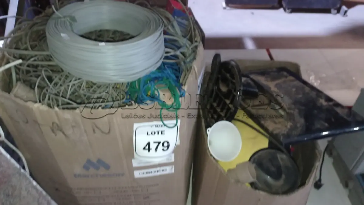 LOTE 479 - 01 MÁQUINA DE ALTA PRESSÃO (INCOMPLETA), 01 MONITOR E 01 CAIXA COM GRANDE QUANTIDADE DE CABOS, MATÉRIAS ELETROS E HIDRÁULICOS DIVERSOS. (NO ESTADO) ATENÇÃO! FAZER A VISITAÇÃO ANTES DE ARREMATAR, NÃO SABEMOS SE FUNCIONA, LEILÃO NÃO TEM GARANTIA E NEM DEVOLUÇÃO, SUJEITO A POSSÍVEIS AVARIAS VISÍVEIS/OCULTAS E/OU AUSÊNCIA DE COMPONENTES.