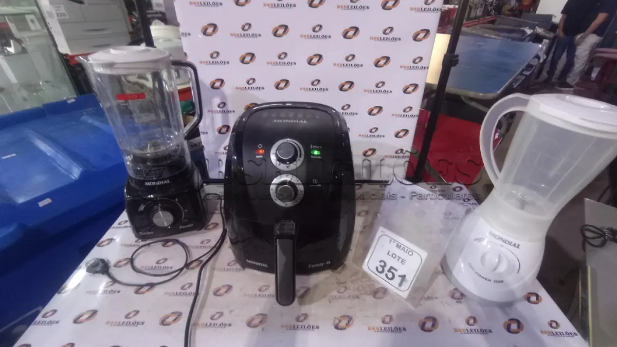 LOTE 351 - 01 AIR FRYER E 02 LIQUIDIFICADORES 220V MARCA MONDIAL. (NO ESTADO) ATENÇÃO! FAZER A VISITAÇÃO ANTES DE ARREMATAR, NÃO SABEMOS SE FUNCIONA, LEILÃO NÃO TEM GARANTIA E NEM DEVOLUÇÃO, SUJEITO A POSSÍVEIS AVARIAS VISÍVEIS/OCULTAS E/OU AUSÊNCIA DE COMPONENTES.