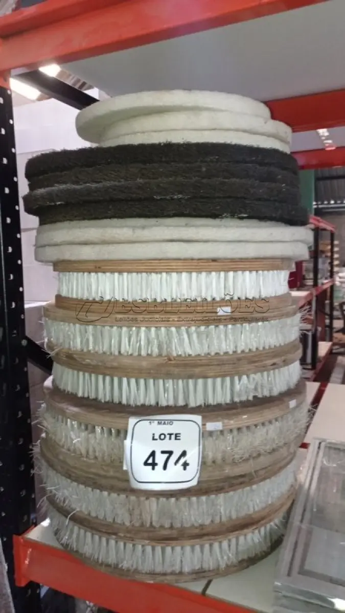 LOTE 474 - 01 LOTE COM VÁRIAS ESCOVAS DE ENCERADEIRA DE TAMANHO DIVERSOS. (NO ESTADO) ATENÇÃO! FAZER A VISITAÇÃO ANTES DE ARREMATAR, NÃO SABEMOS SE FUNCIONA, LEILÃO NÃO TEM GARANTIA E NEM DEVOLUÇÃO, SUJEITO A POSSÍVEIS AVARIAS VISÍVEIS/OCULTAS E/OU AUSÊNCIA DE COMPONENTES.