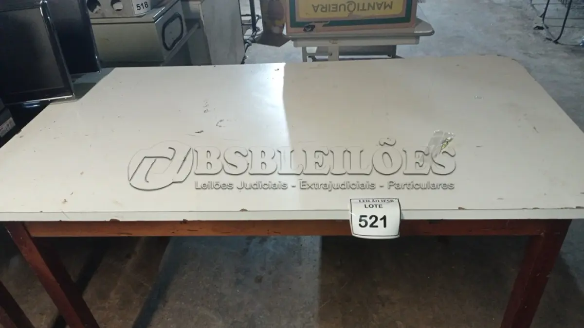 LOTE 521 - 01 MESA EM MADEIRA. (NO ESTADO) ATENÇÃO! FAZER A VISITAÇÃO ANTES DE ARREMATAR, NÃO SABEMOS SE FUNCIONA, LEILÃO NÃO TEM GARANTIA E NEM DEVOLUÇÃO, SUJEITO A POSSÍVEIS AVARIAS VISÍVEIS/OCULTAS E/OU AUSÊNCIA DE COMPONENTES.