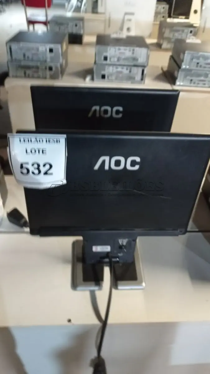 LOTE 532 - 02 MONITORES AOC. (NO ESTADO) ATENÇÃO! FAZER A VISITAÇÃO ANTES DE ARREMATAR, NÃO SABEMOS SE FUNCIONA, LEILÃO NÃO TEM GARANTIA E NEM DEVOLUÇÃO, SUJEITO A POSSÍVEIS AVARIAS VISÍVEIS/OCULTAS E/OU AUSÊNCIA DE COMPONENTES.