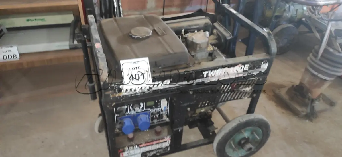 LOTE 401 - 01 GERADOR A DIESEL MODELO TWGD180E MARCA TOYAMA. (NO ESTADO) ATENÇÃO! FAZER A VISITAÇÃO ANTES DE ARREMATAR, NÃO SABEMOS SE FUNCIONA, LEILÃO NÃO TEM GARANTIA E NEM DEVOLUÇÃO, SUJEITO A POSSÍVEIS AVARIAS VISÍVEIS/OCULTAS E/OU AUSÊNCIA DE COMPONENTES.