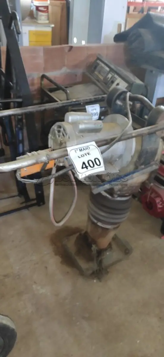 LOTE 400 - 01 COMPACTADOR DE ELÉTRICO MARCA WACKEP. (NO ESTADO) ATENÇÃO! FAZER A VISITAÇÃO ANTES DE ARREMATAR, NÃO SABEMOS SE FUNCIONA, LEILÃO NÃO TEM GARANTIA E NEM DEVOLUÇÃO, SUJEITO A POSSÍVEIS AVARIAS VISÍVEIS/OCULTAS E/OU AUSÊNCIA DE COMPONENTES.