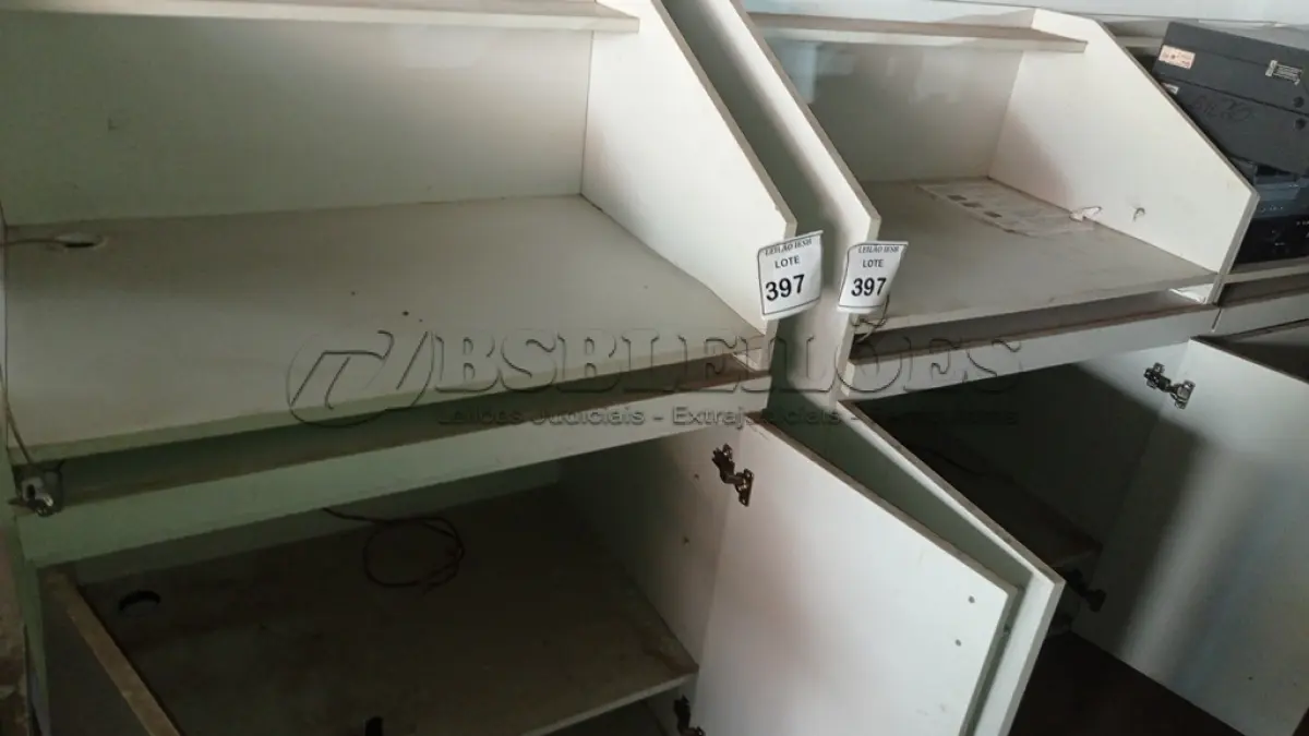 LOTE 393 - 02 BALCÕES EM MADEIRA PARA SALA DE AULA. (NO ESTADO) ATENÇÃO! FAZER A VISITAÇÃO ANTES DE ARREMATAR, NÃO SABEMOS SE FUNCIONA, LEILÃO NÃO TEM GARANTIA E NEM DEVOLUÇÃO, SUJEITO A POSSÍVEIS AVARIAS VISÍVEIS/OCULTAS E/OU AUSÊNCIA DE COMPONENTES.