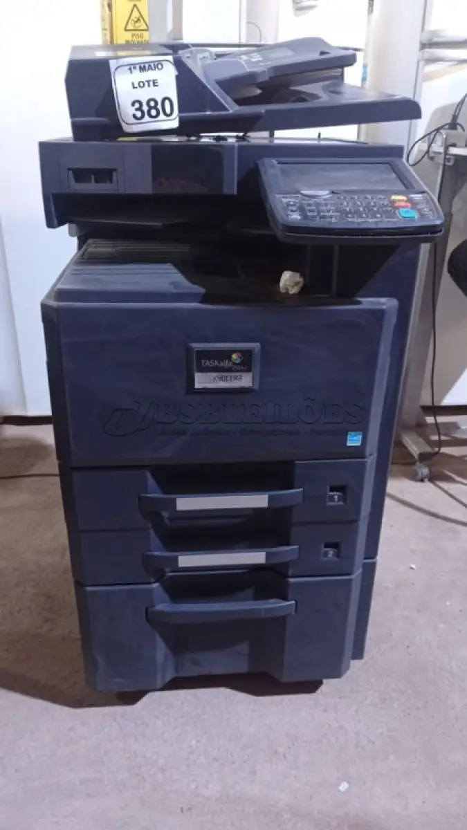 LOTE 380 - 01 COPIADORA TASKALFA 2551CI 110V MARCA KYOCERA. (NO ESTADO) ATENÇÃO! FAZER A VISITAÇÃO ANTES DE ARREMATAR, NÃO SABEMOS SE FUNCIONA, LEILÃO NÃO TEM GARANTIA E NEM DEVOLUÇÃO, SUJEITO A POSSÍVEIS AVARIAS VISÍVEIS/OCULTAS E/OU AUSÊNCIA DE COMPONENTES.