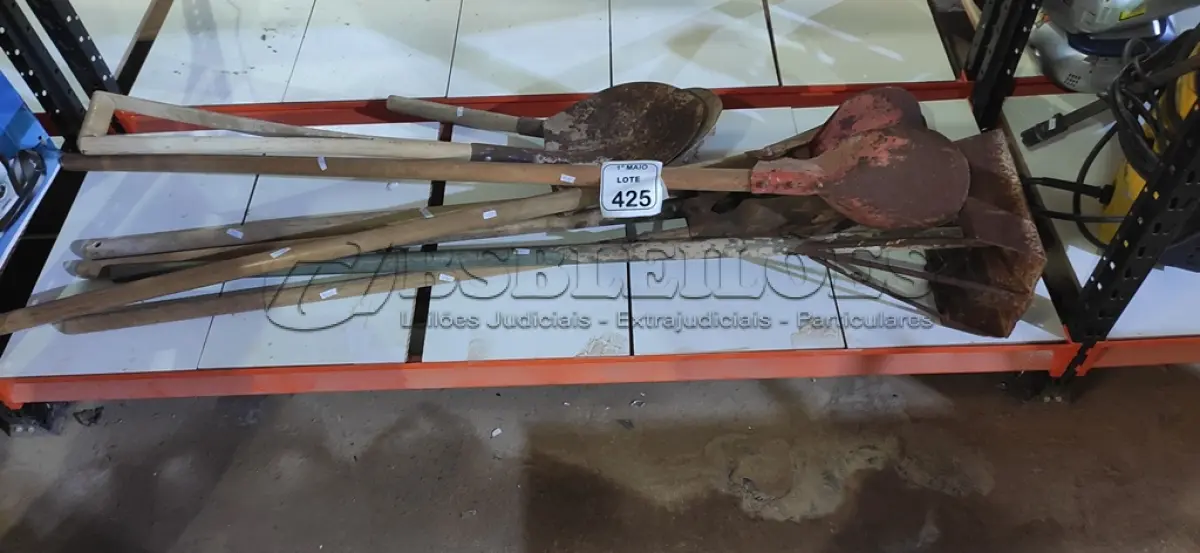 LOTE 425 - 01 SOCADOR DE SOLO, 02 CAVADORES E 03 PÁS. (NO ESTADO) ATENÇÃO! FAZER A VISITAÇÃO ANTES DE ARREMATAR, NÃO SABEMOS SE FUNCIONA, LEILÃO NÃO TEM GARANTIA E NEM DEVOLUÇÃO, SUJEITO A POSSÍVEIS AVARIAS VISÍVEIS/OCULTAS E/OU AUSÊNCIA DE COMPONENTES.