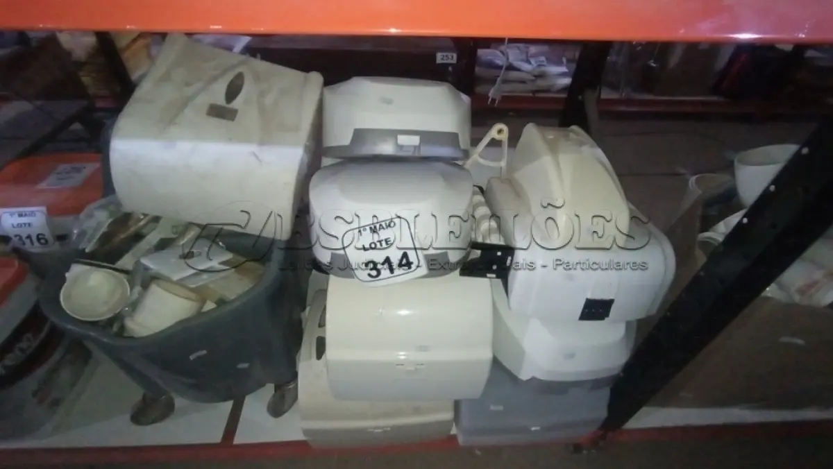 LOTE 314 - 01 LOTE COM VÁRIOS DISPENSES DE PAPEL E 01 CAIXA COM GRANDE QUANTIDADE DE INTERRUPTORES, MATERIAIS ELÉTRICOS E HIDRÁULICOS DIVERSOS. (NO ESTADO) ATENÇÃO! FAZER A VISITAÇÃO ANTES DE ARREMATAR, NÃO SABEMOS SE FUNCIONA, LEILÃO NÃO TEM GARANTIA E NEM DEVOLUÇÃO, SUJEITO A POSSÍVEIS AVARIAS VISÍVEIS/OCULTAS E/OU AUSÊNCIA DE COMPONENTES.