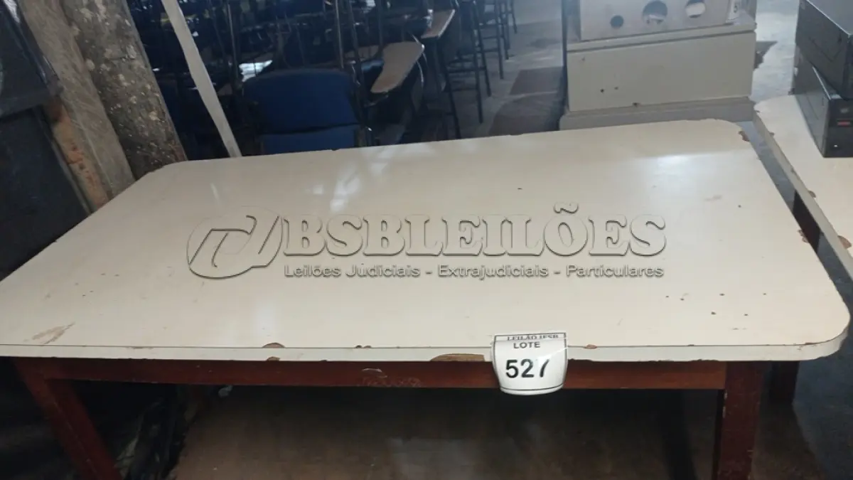 LOTE 527 - 01 MESA EM MADEIRA. (NO ESTADO) ATENÇÃO! FAZER A VISITAÇÃO ANTES DE ARREMATAR, NÃO SABEMOS SE FUNCIONA, LEILÃO NÃO TEM GARANTIA E NEM DEVOLUÇÃO, SUJEITO A POSSÍVEIS AVARIAS VISÍVEIS/OCULTAS E/OU AUSÊNCIA DE COMPONENTES.