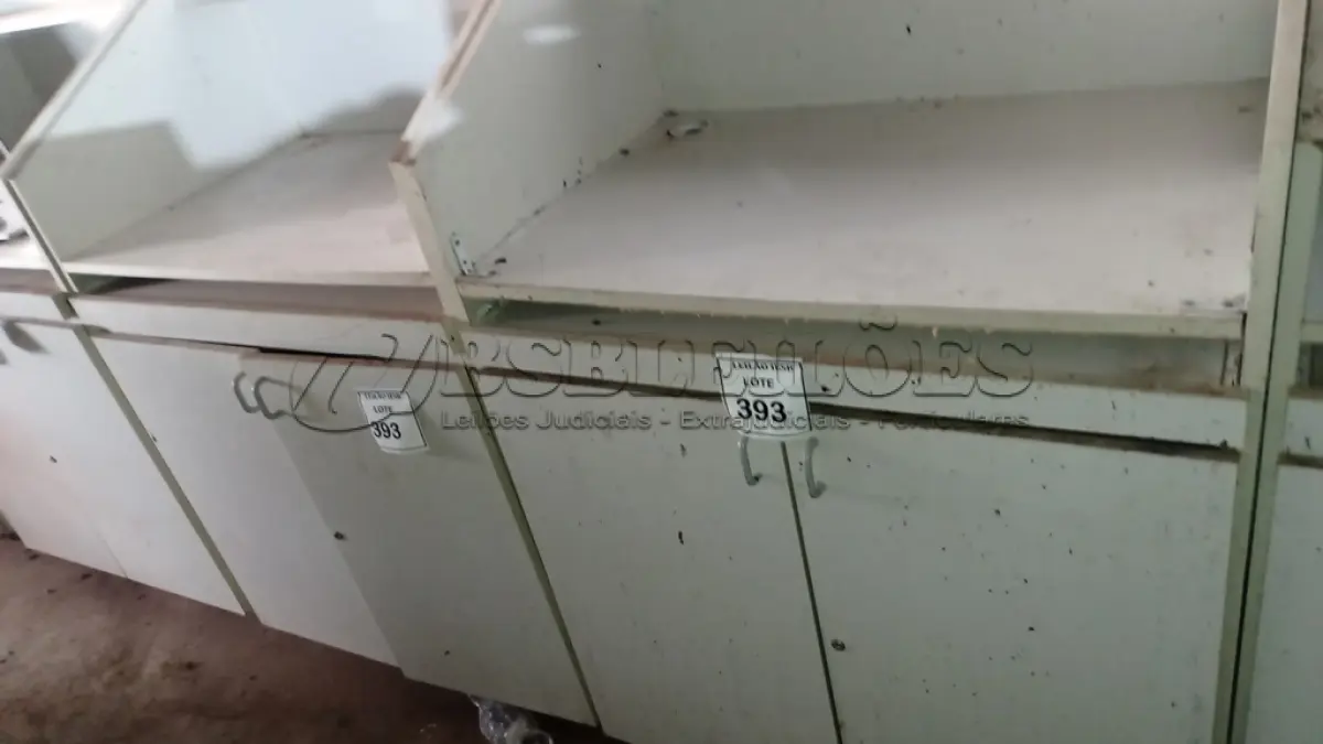 LOTE 393 - 02 BALCÕES EM MADEIRA PARA SALA DE AULA. (NO ESTADO) ATENÇÃO! FAZER A VISITAÇÃO ANTES DE ARREMATAR, NÃO SABEMOS SE FUNCIONA, LEILÃO NÃO TEM GARANTIA E NEM DEVOLUÇÃO, SUJEITO A POSSÍVEIS AVARIAS VISÍVEIS/OCULTAS E/OU AUSÊNCIA DE COMPONENTES.