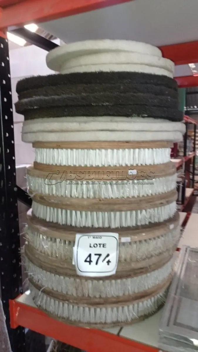 LOTE 474 - 01 LOTE COM VÁRIAS ESCOVAS DE ENCERADEIRA DE TAMANHO DIVERSOS. (NO ESTADO) ATENÇÃO! FAZER A VISITAÇÃO ANTES DE ARREMATAR, NÃO SABEMOS SE FUNCIONA, LEILÃO NÃO TEM GARANTIA E NEM DEVOLUÇÃO, SUJEITO A POSSÍVEIS AVARIAS VISÍVEIS/OCULTAS E/OU AUSÊNCIA DE COMPONENTES.