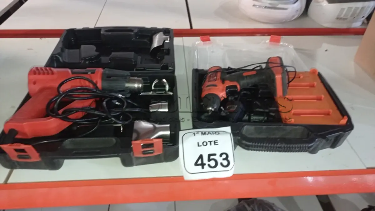 LOTE 453 - 01 PARAFUSADEIRA A BATERIA 12V MARCA BLACK DECKER E 01 SOPRADOR TÉRMICO ELÉTRICO MARCA BLACK DECKER. (NO ESTADO) ATENÇÃO! FAZER A VISITAÇÃO ANTES DE ARREMATAR, NÃO SABEMOS SE FUNCIONA, LEILÃO NÃO TEM GARANTIA E NEM DEVOLUÇÃO, SUJEITO A POSSÍVEIS AVARIAS VISÍVEIS/OCULTAS E/OU AUSÊNCIA DE COMPONENTES.