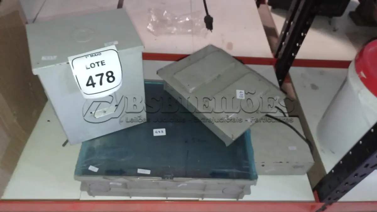 LOTE 478 - 01 CAIXA DE HIDRÔMETRO, 01 ESTABILIZADOR E 02 QUADROS ELÉTRICOS DE DIFERENTES MODELOS. (NO ESTADO) ATENÇÃO! FAZER A VISITAÇÃO ANTES DE ARREMATAR, NÃO SABEMOS SE FUNCIONA, LEILÃO NÃO TEM GARANTIA E NEM DEVOLUÇÃO, SUJEITO A POSSÍVEIS AVARIAS VISÍVEIS/OCULTAS E/OU AUSÊNCIA DE COMPONENTES.