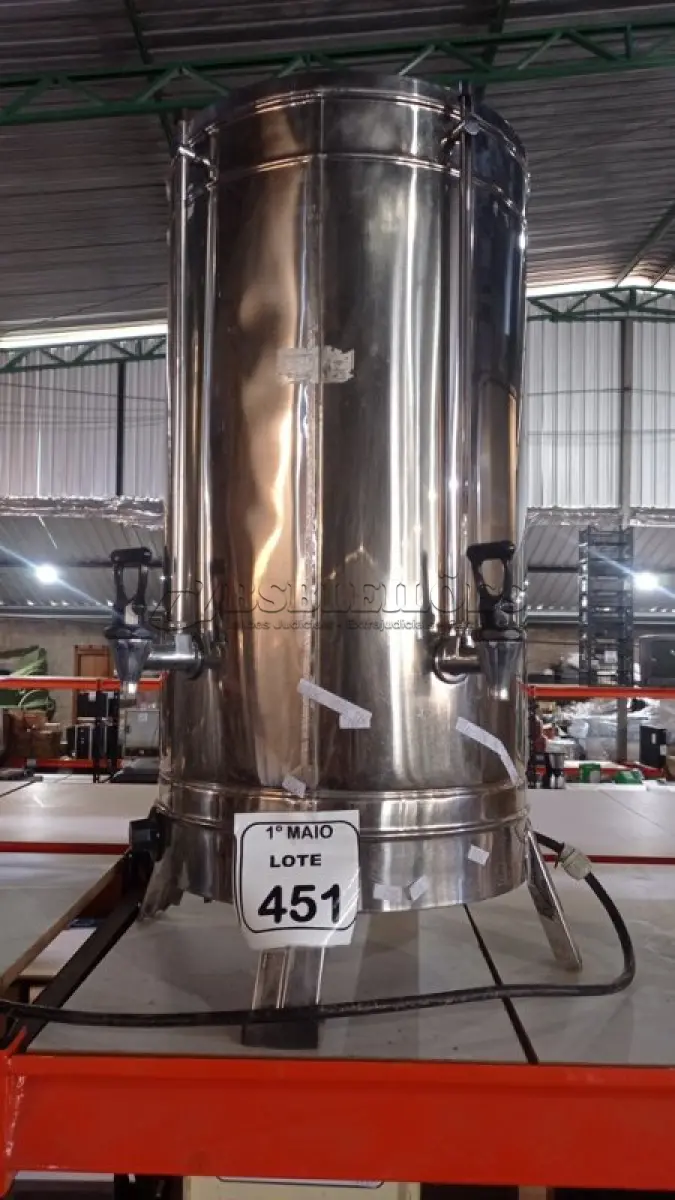LOTE 451 - 01 CAFETEIRA INDUSTRIAL EM INOX. (NO ESTADO) ATENÇÃO! FAZER A VISITAÇÃO ANTES DE ARREMATAR, NÃO SABEMOS SE FUNCIONA, LEILÃO NÃO TEM GARANTIA E NEM DEVOLUÇÃO, SUJEITO A POSSÍVEIS AVARIAS VISÍVEIS/OCULTAS E/OU AUSÊNCIA DE COMPONENTES.