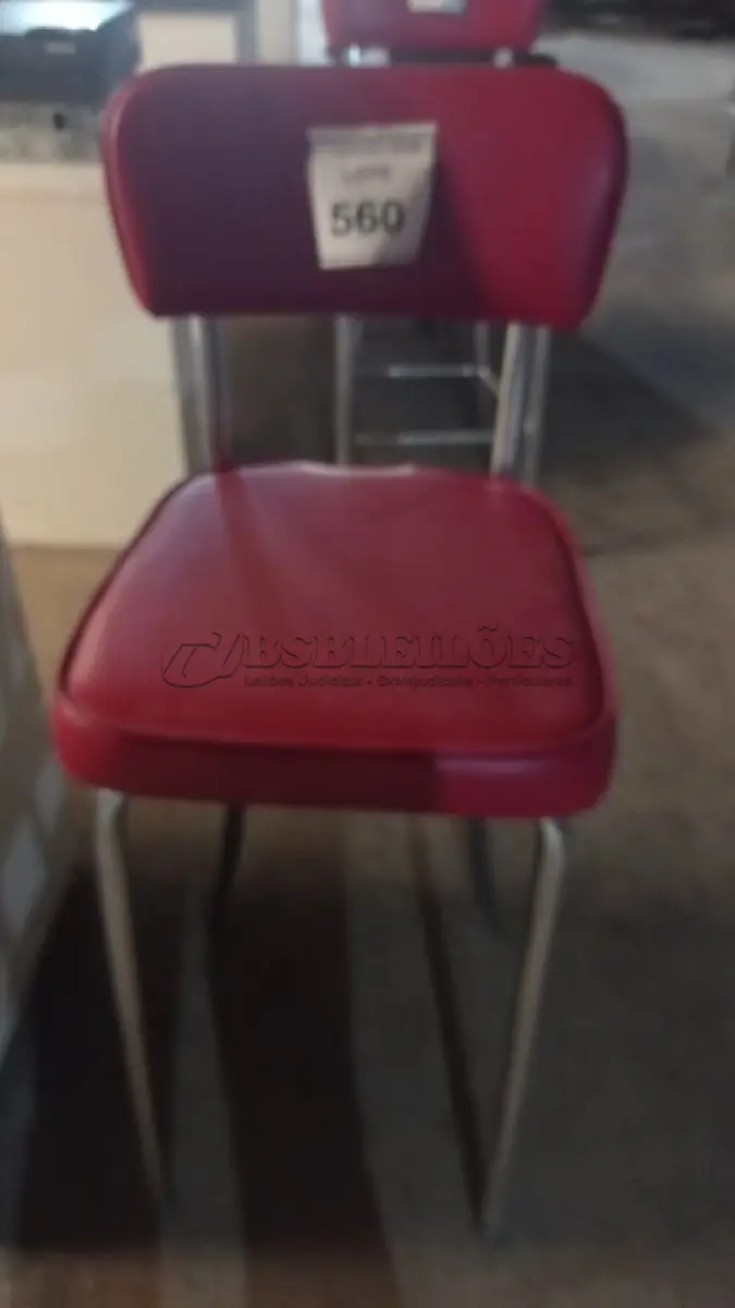 LOTE 560 - 01 CADEIRA ALTA NA COR VERMELHA. (NO ESTADO) ATENÇÃO! FAZER A VISITAÇÃO ANTES DE ARREMATAR, NÃO SABEMOS SE FUNCIONA, LEILÃO NÃO TEM GARANTIA E NEM DEVOLUÇÃO, SUJEITO A POSSÍVEIS AVARIAS VISÍVEIS/OCULTAS E/OU AUSÊNCIA DE COMPONENTES.